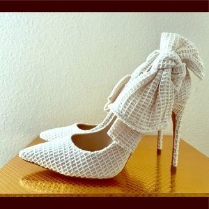 Classy Schutz white pumps with bow on the side.
